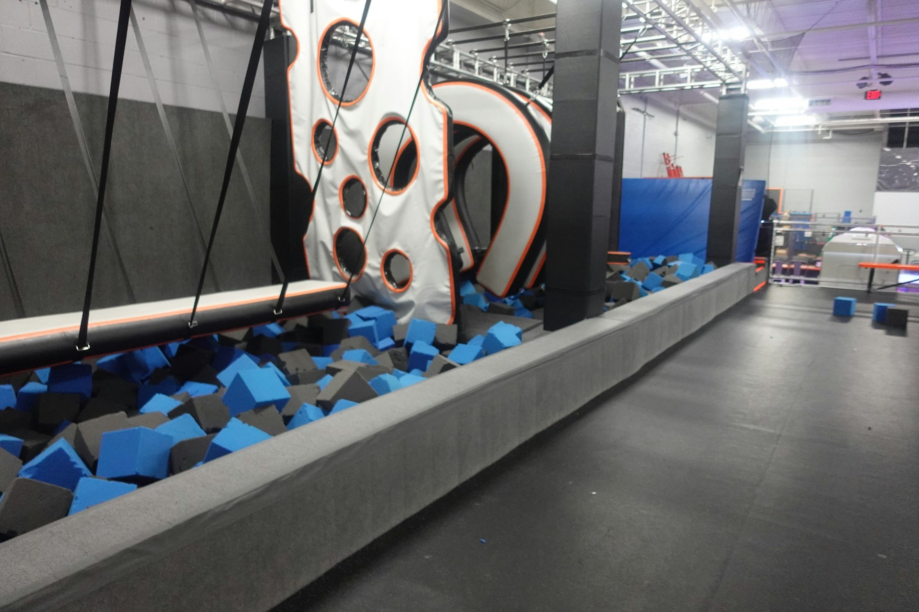 Foso de espuma y zona acolchada en un parque de trampolines